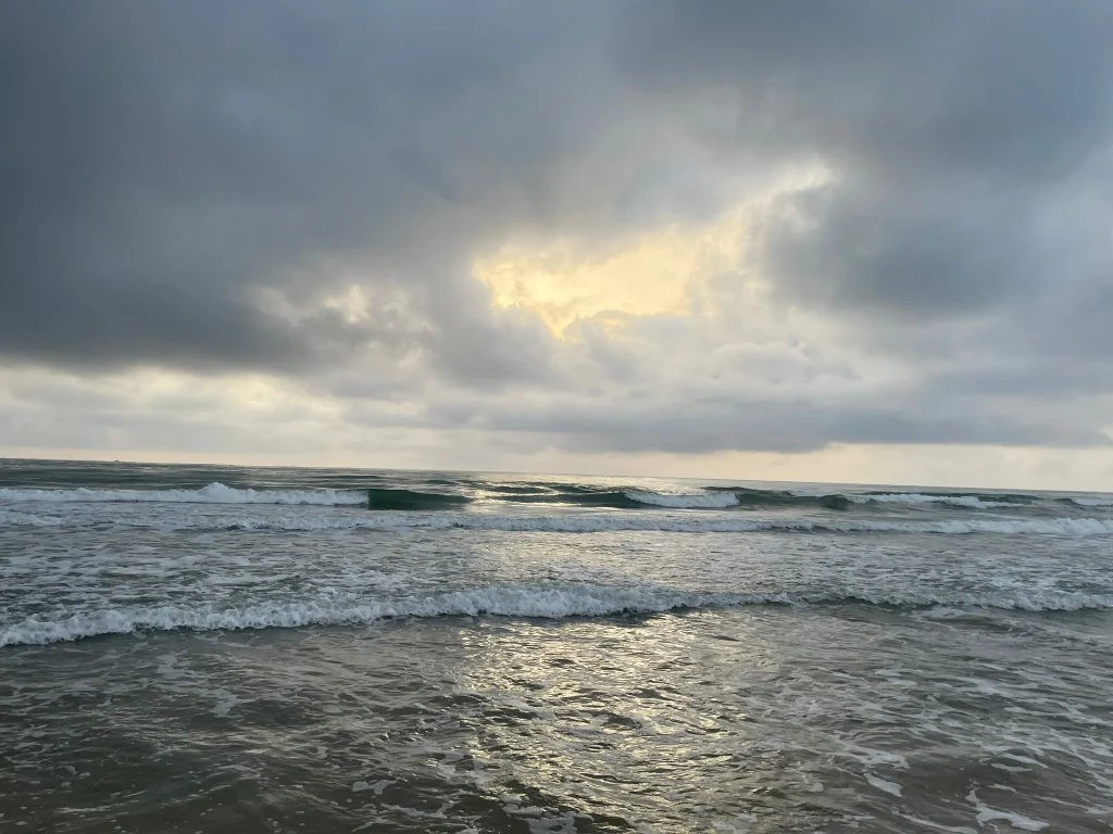 Praia de Valência com mar calmo e passeio mediterrânico
