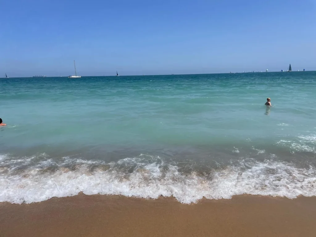 Vista de praia em Valência com luz mediterrânica