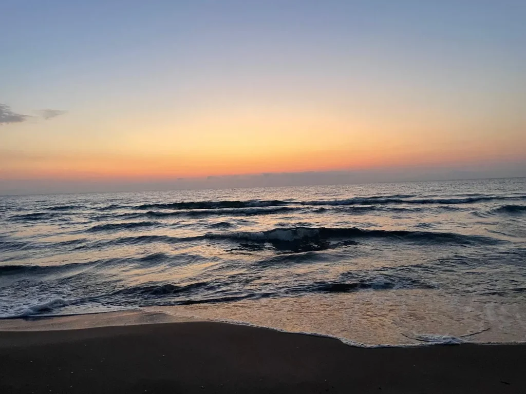 Praia natural perto de Valência com areia e mar Mediterrânico