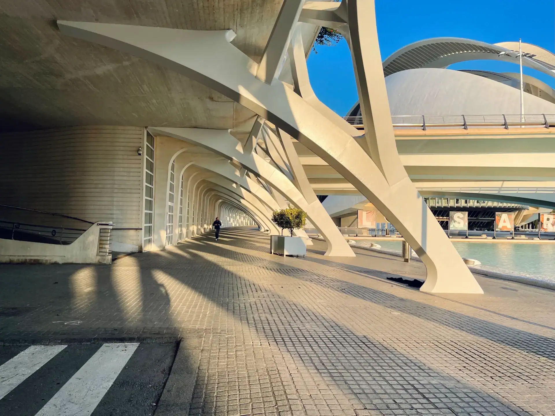 Edifícios inovadores e design arrojado na cidade de Valência, ideal para primeira visita.