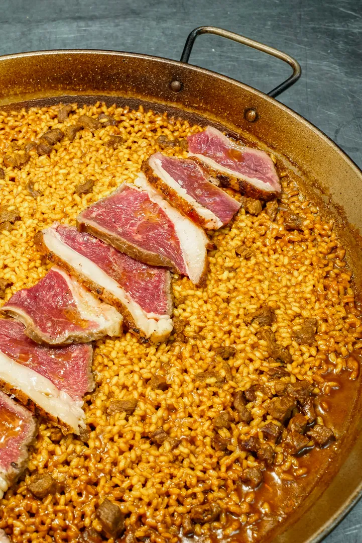 Arroz valenciano servido em restaurante local em Valência