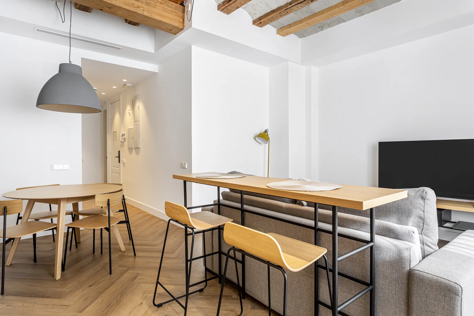 Sala e mesa de apartamento em Valência para estadia média com rotina confortável