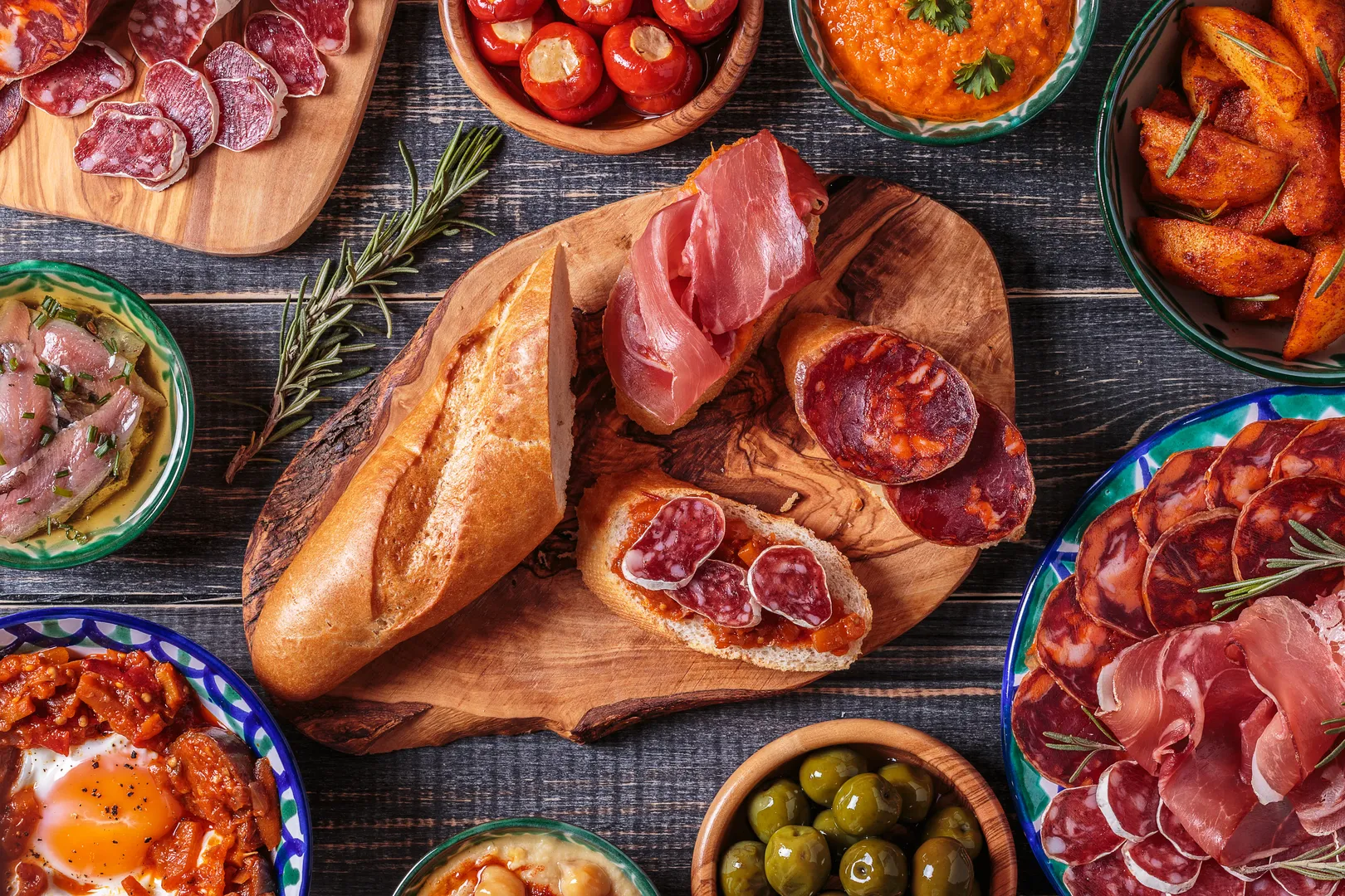 Mesa com tapas espanholas e produtos locais para viver a gastronomia de Valência