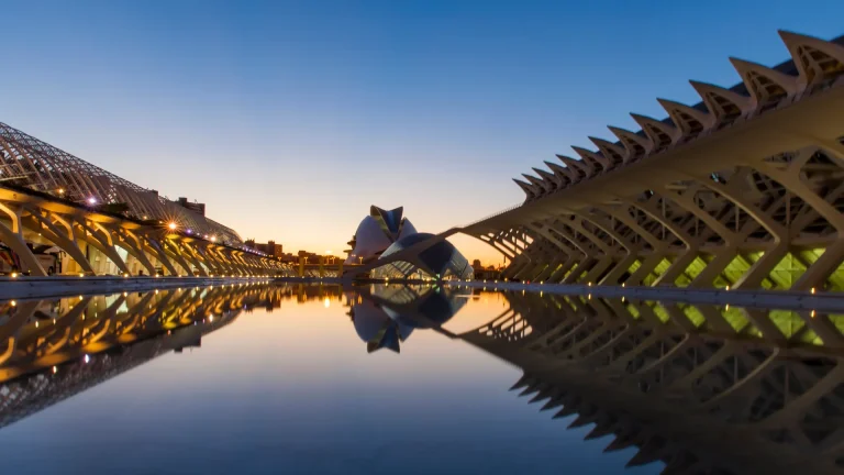 Cidade das Artes e Ciências de Valência ao entardecer para uma ponte de dezembro
