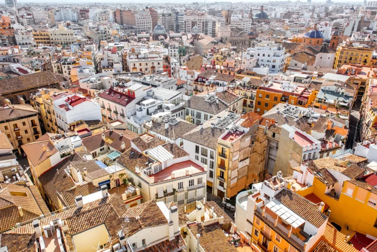 Vista panorâmica do centro histórico de Valência com telhados e cúpulas