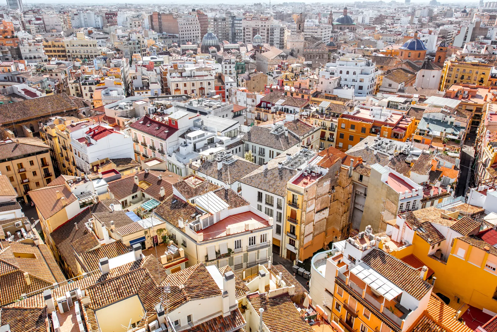 Vista panorâmica do centro histórico de Valência com telhados e cúpulas