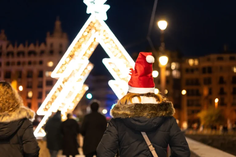 Luzes de Natal numa praça urbana para a ponte de 8 de dezembro em Valência