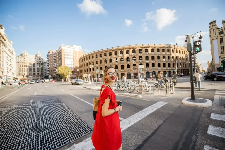 Mulher a viajar em Valência para uma escapadinha urbana desde Portugal