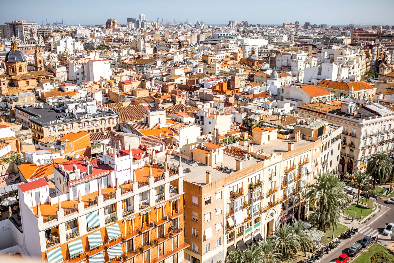 Vista elevada dos edifícios e ruas de Valência