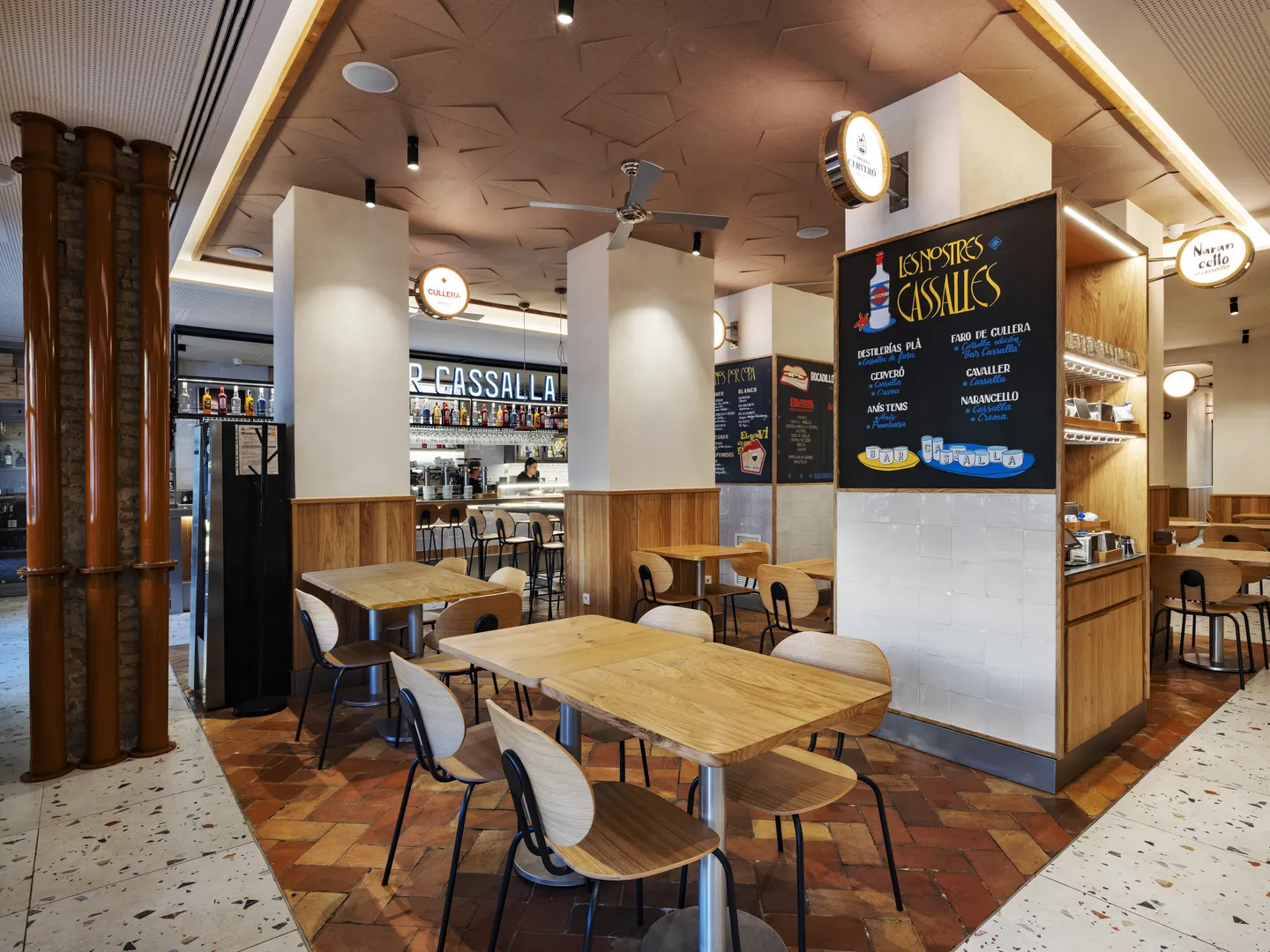 Restaurante em Valência com mesas para uma viagem de amigos no outono