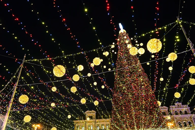 Árvore de Natal iluminada numa praça urbana para uma viagem de dezembro a Valência