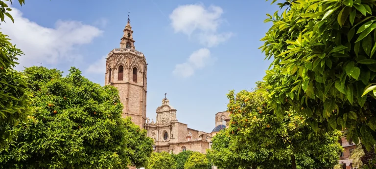 Centro histórico de Valência com zona verde e torre da catedral para visitar sem carro
