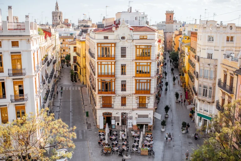 Vista de Valencia com arquitetura urbana e luz de fim de tarde