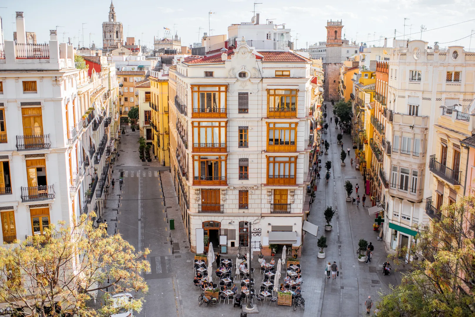 Vista elevada de fachadas e ruas do centro de Valência