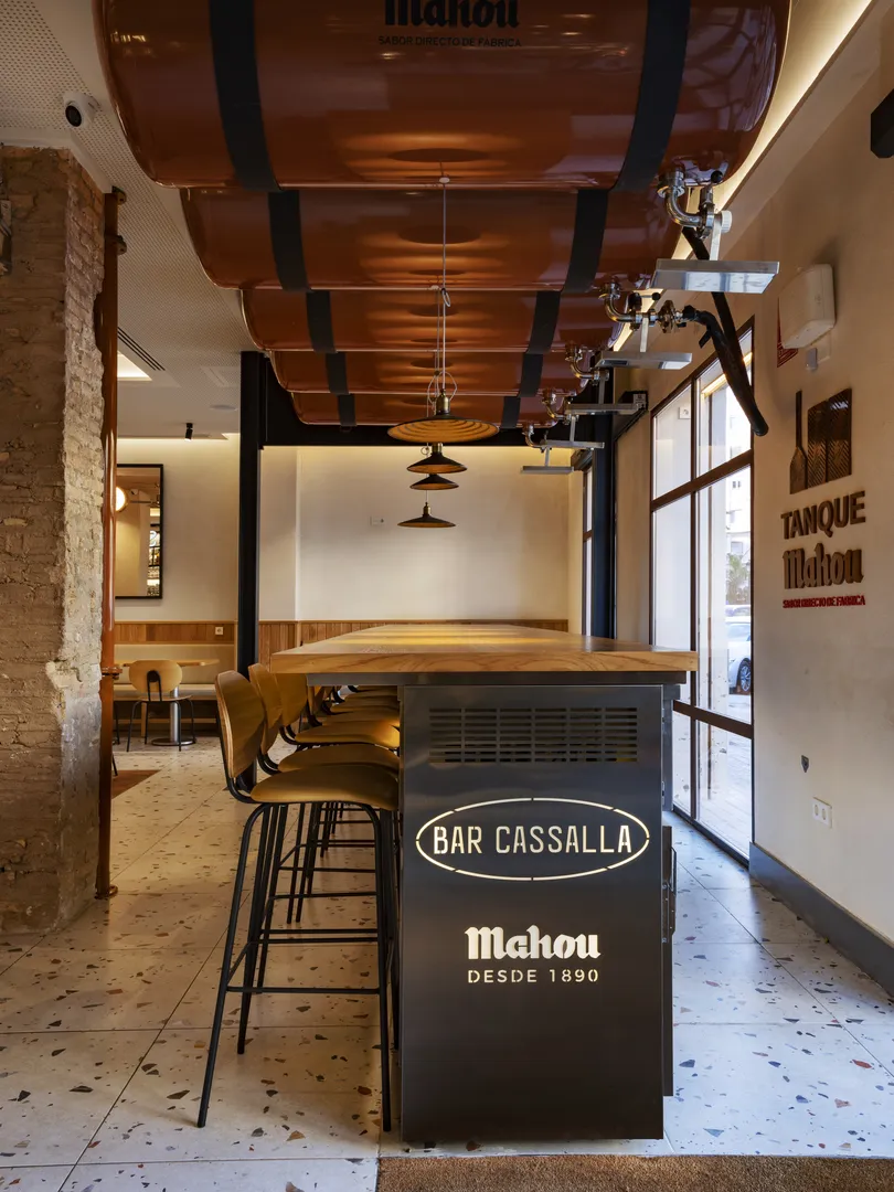 Interior de bar com balcão e teto de madeira