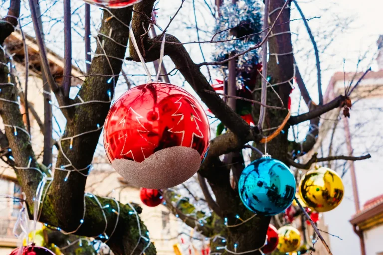 Decoração de Natal em Valencia com bolas coloridas e luzes