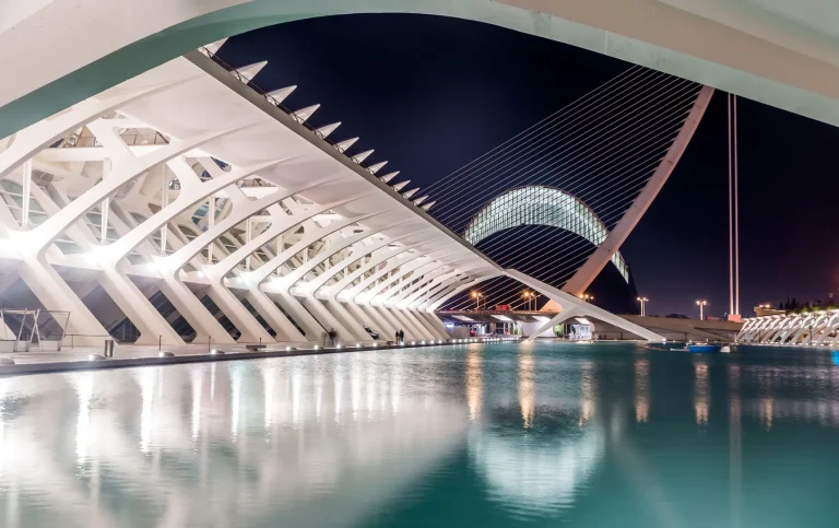 Cidade das Artes e Ciências de Valencia iluminada à noite