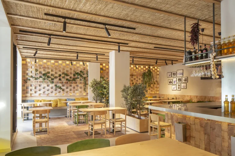 Interior acolhedor de restaurante em Valencia com mesas preparadas