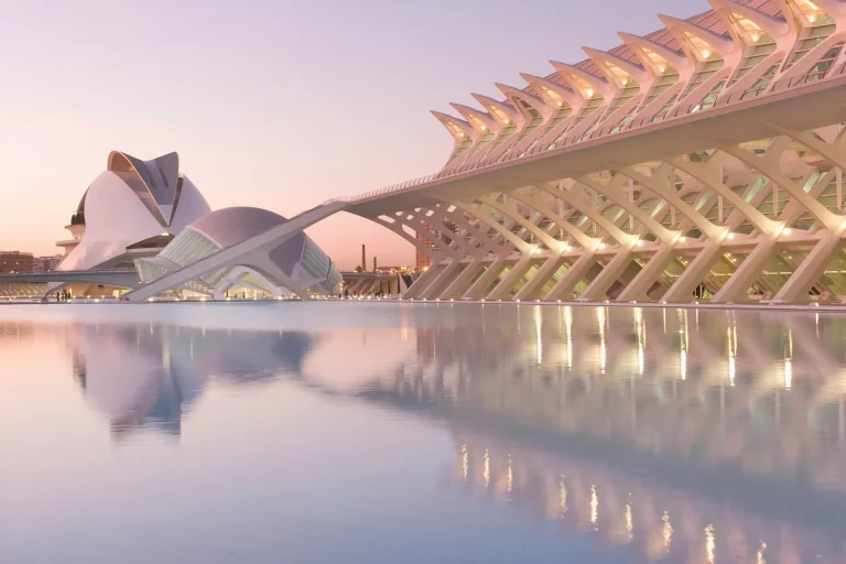Arquitetura moderna de Valencia refletida na água com luz suave