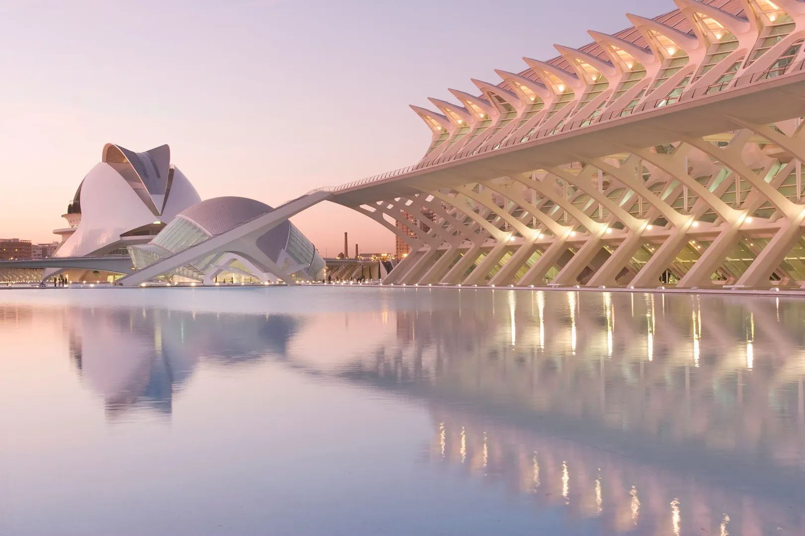 Cidade das Artes e Ciências refletida na água ao entardecer