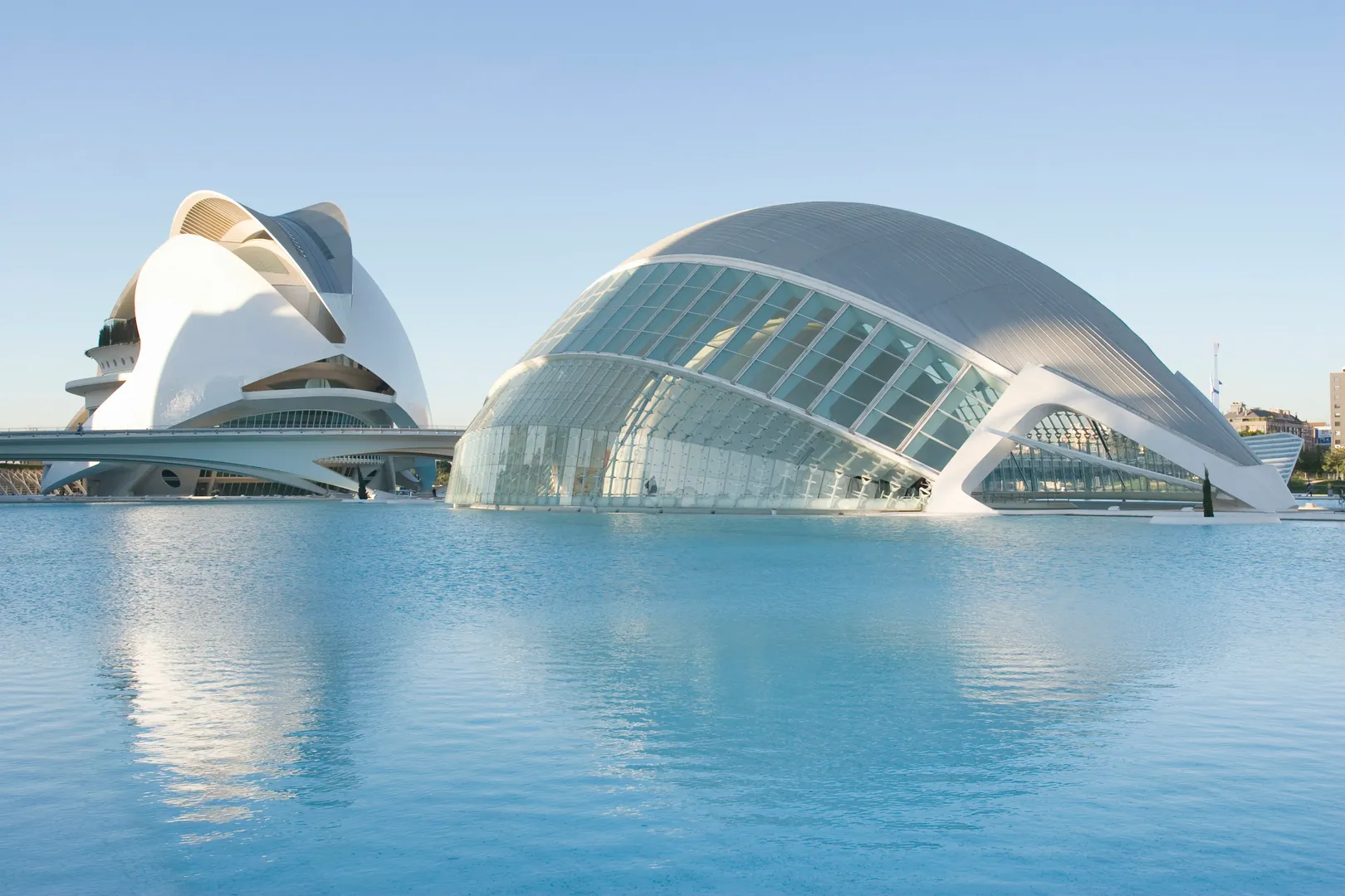 Hemisfèric e edifícios da Cidade das Artes e Ciências junto à água