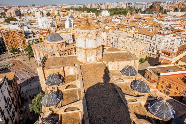 Vista aérea do centro histórico de Valencia com cúpulas e telhados