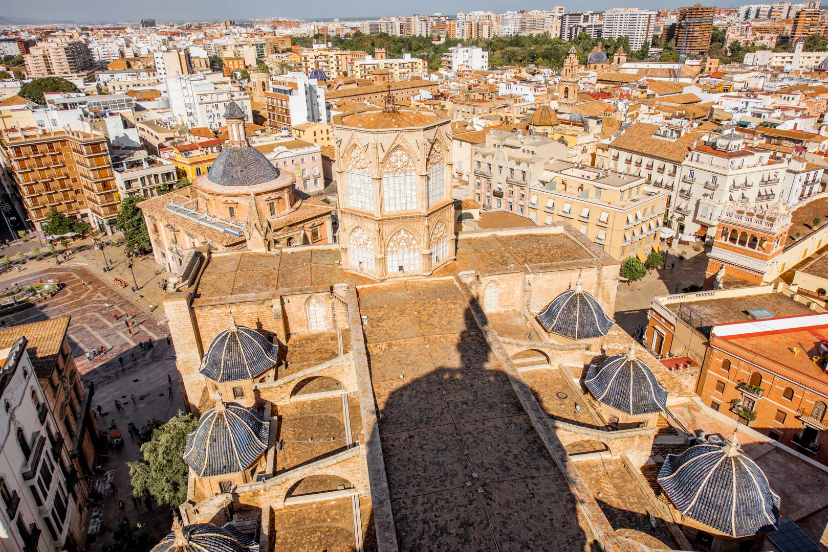 Vista aérea do centro histórico de Valencia com cúpulas e telhados