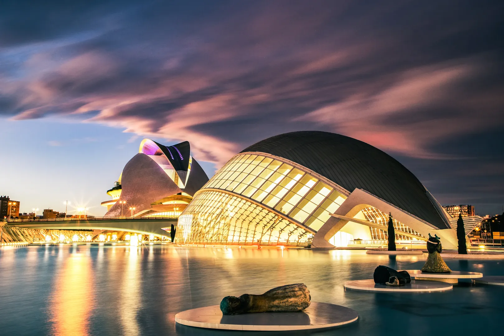 Hemisfèric iluminado e reflexos na água ao anoitecer
