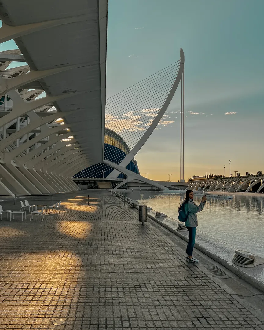 Passeio junto dos edifícios da Cidade das Artes e Ciências