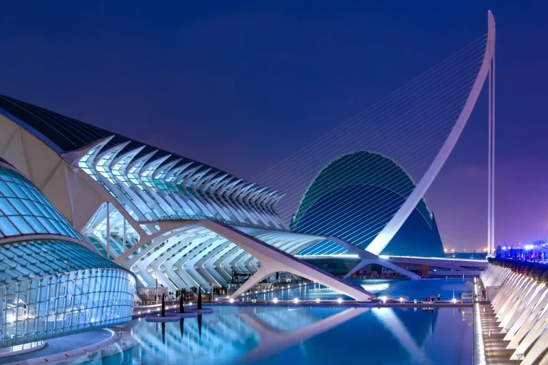 Cidade das Artes e Ciências de Valencia iluminada ao anoitecer