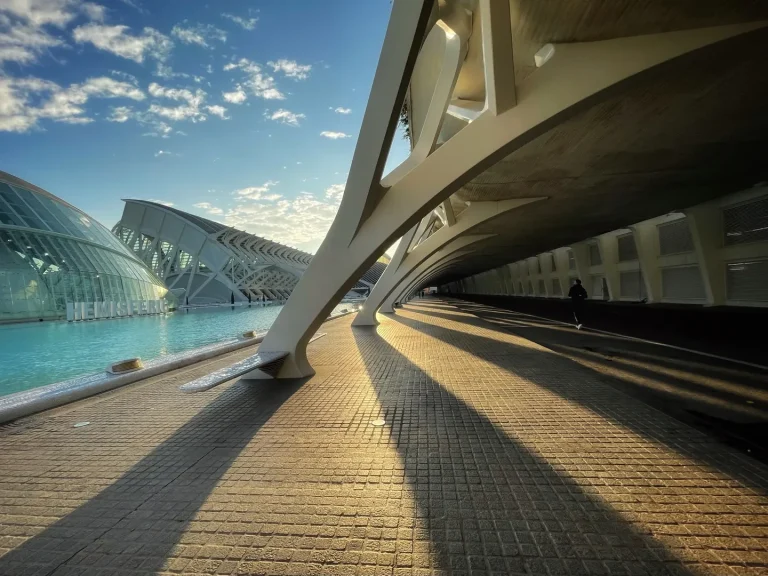 Arquitetura moderna de Valencia refletida na agua