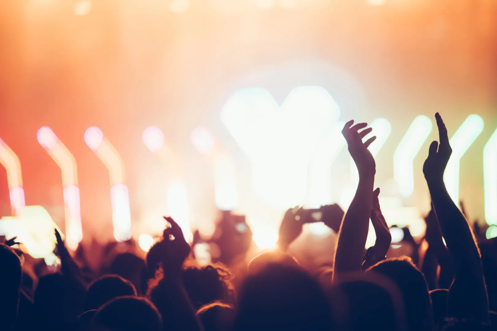 Ambiente festivo com luzes e público para uma escapadinha urbana
