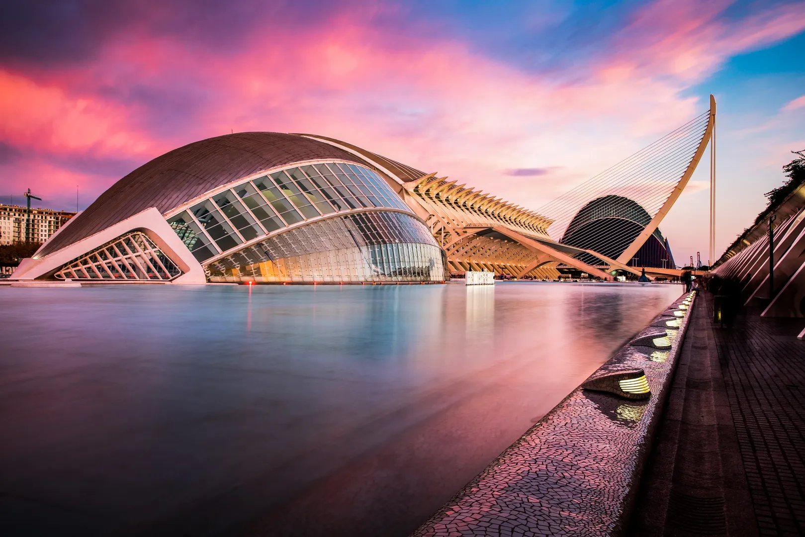 Cidade das Artes e das Ciencias de Valencia com arquitetura branca
