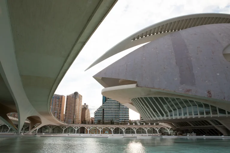 Arquitetura moderna de Valência em dia claro de inverno