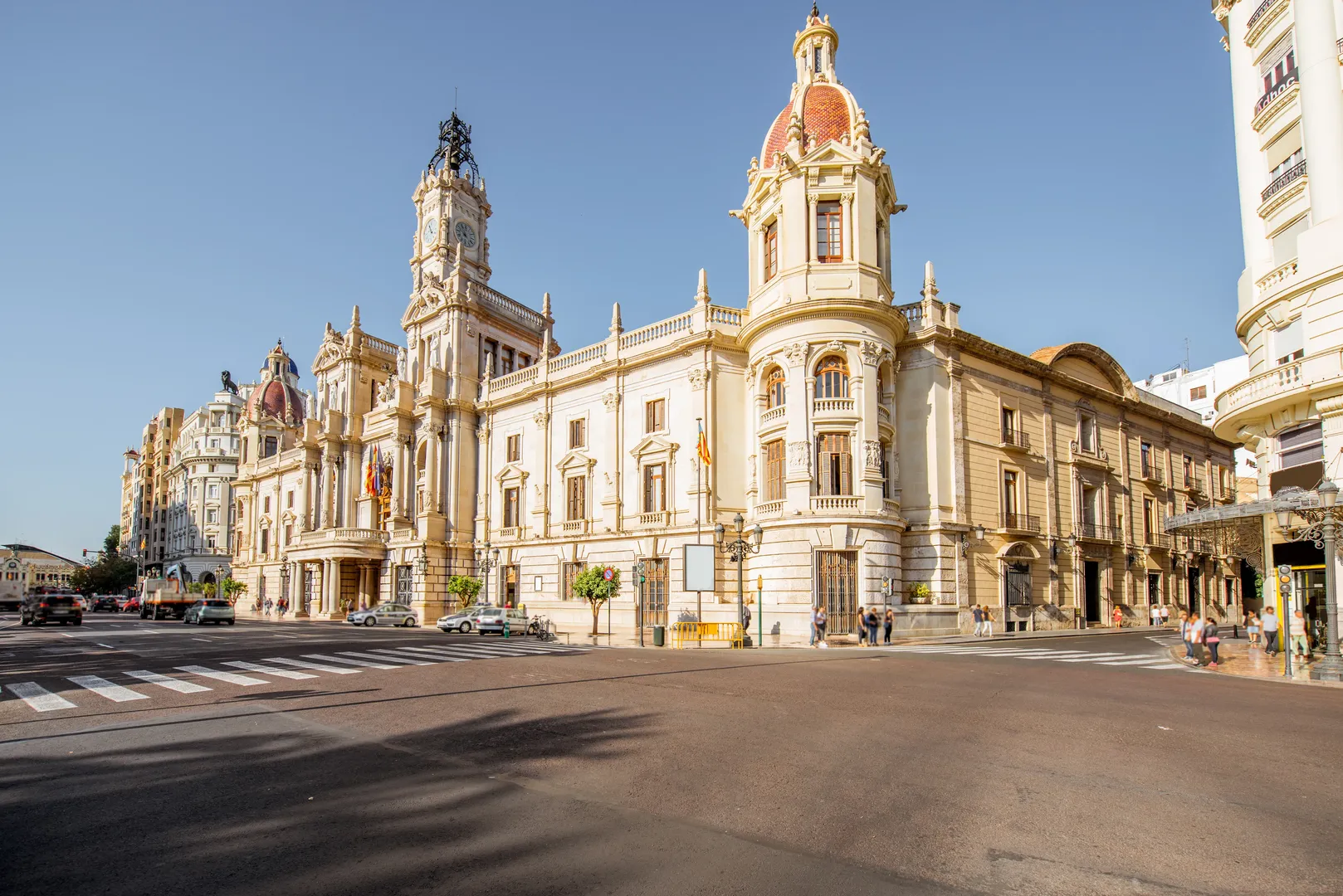 Centro de Valência com edifícios históricos e céu limpo