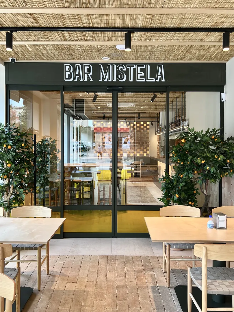 Bar e restaurante em Valência com ambiente de bairro