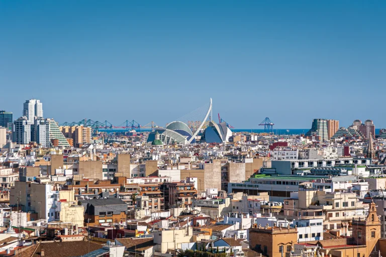Vista urbana de Valencia com telhados e Cidade das Artes ao fundo