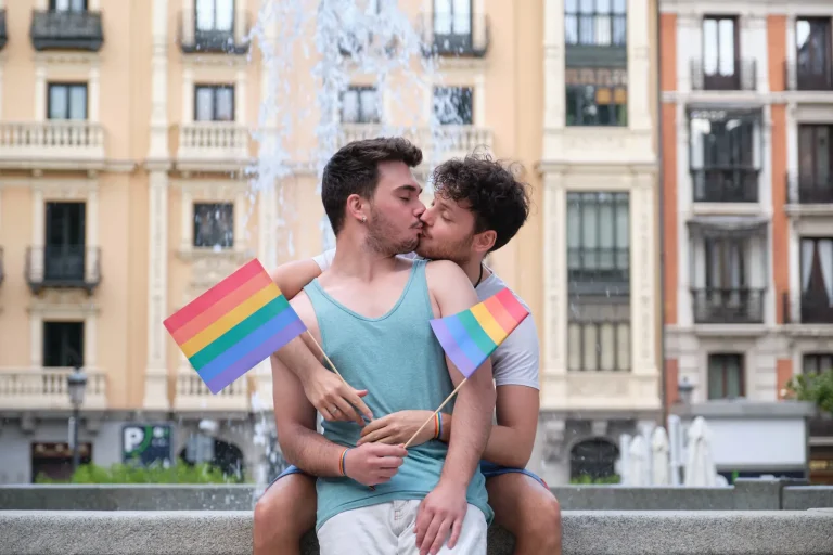 Casal sorridente num banco durante uma escapadinha urbana