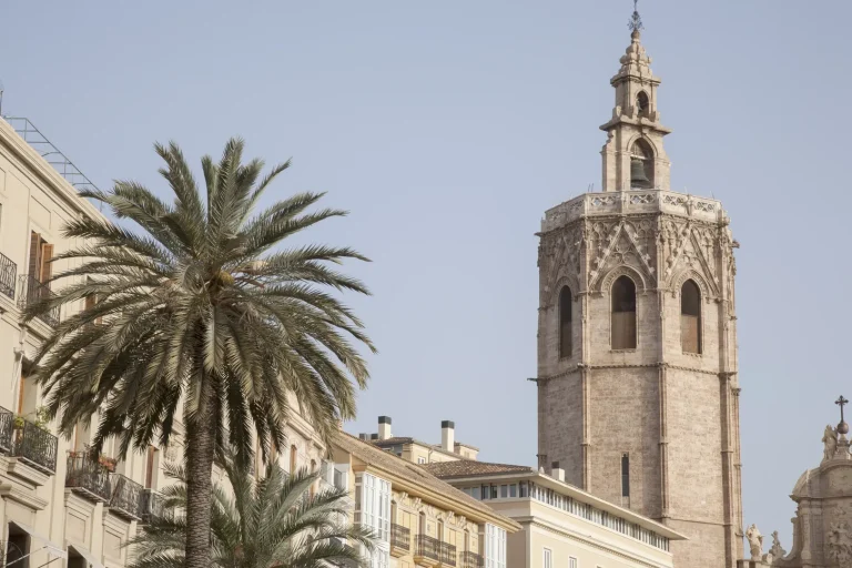 Torre de igreja no centro historico de Valencia