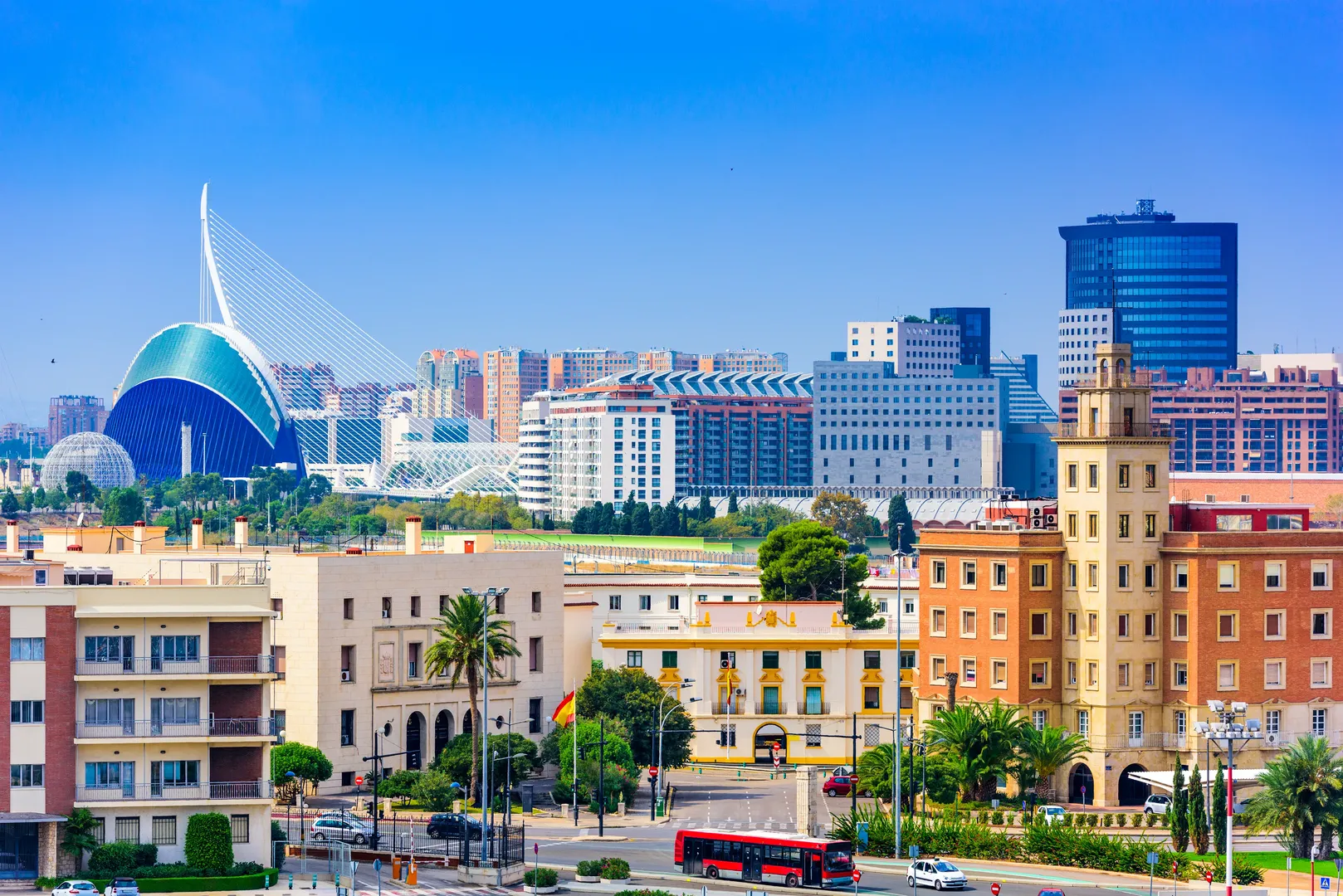 Vista de Valencia com edificios urbanos e Cidade das Artes